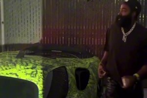 好潮啊！前段时间哈登出席纪录片发布会 这一身够时尚不？