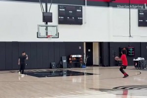 身兼多职！亨德森加练投篮，陪练的是杨瀚森随行翻译克里斯！