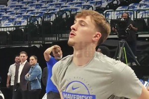 状元大对决！文班亚马赛前抵达球馆！感觉又长高了！