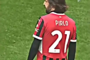 当46岁的皮尔洛望向卡福：看我的任意球功夫还有几成