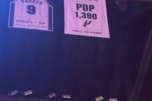 致敬传奇教头！马刺球馆上方为波波维奇新增一面1390胜旗帜！