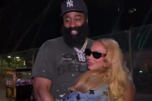 登哥万圣节与女友甜蜜相拥，女友小鸟依人