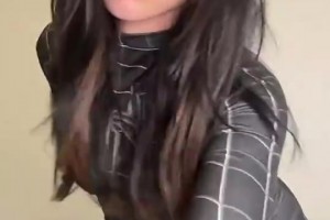 欣赏不来！前女友和亚马尔分手后COS蜘蛛侠，穿紧身衣秀身材