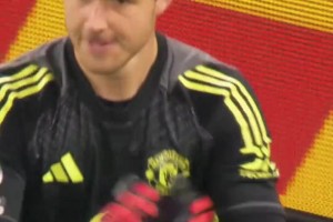 有着英俊脸庞的舒梅切尔！请用一个词评价拉门斯十月的表现！