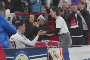 一位皇马球迷在安菲尔德球场向女友求婚，女友答应了 