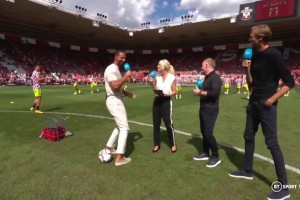 不愧是黄金射术！名场面：C罗赛前热身用水滋旁边的费迪南德！